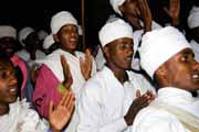 Zp�vaj�c� mni�i b�hem Timkatu. Lalibela. Sever,  Etiopie.