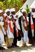 Mni�i b�hem Timkatu. �ekaj� na proces�. Lalibela. Sever,  Etiopie.
