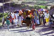 Cesta na m�sto, kde se formovalo hlavn� Timkatsk� proces�. Lalibela. Sever,  Etiopie.