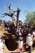 Lid� �ekaj�c� na p��chod proces�. Lalibela. Sever,  Etiopie.