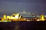 Opera a Harbour bridge v noci, Sydney. Austr�lie.