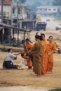 Ran� nab�zen� jidla mnich�m ve m�st� Phonsavan. Laos.