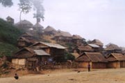 Phou Lao - tradi�n� laosk� vesnice. Laos.