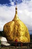 Posv�tn� stupa v Kyaiktiyo. Myanmar (Barma).