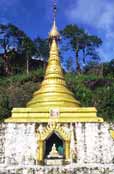 Mal� stupa na cest� k posv�tn� stup� v Kyaiktiyo. Myanmar (Barma).