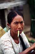 �ena kou��c� cheroot - tradi�n� Barmskou cigaretu. Oblast jezera Inle. Myanmar (Barma).