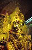 Mahamuni Paya (Great Sage Pagoda) v Mandalay. Jedno z nejposv�tn�j��ch m�st v Myanmaru. Myanmar (Barma).