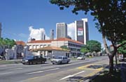 Typick� ulice. Singapur.