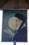 Ajatol�h Khomeini na budov� me�ity. Busher. �r�n.
