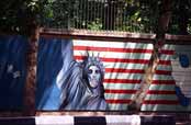 Politick� propaganda na zdech b�val� ambas�dy USA. Teher�n. �r�n.