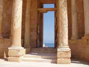 Sabratha byla sou��st� Numidiansk�ho kr�lovstv� Massinissa. V 2.-3 stolet� na�eho letopo�tu byla p�estav�na v rom�nsk�m stylu. Libye.