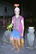 Dayak tan��c� tanec �amana. Kalimantan, Indon�sie.