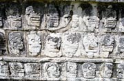 Reli�fy lebek, Chichen Itza, postaveno v obdob� 1100-1300 na�eho letopo�tu v M�jsko-Tolt�ck�m Stylu. Mexiko.