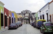 Ulice v historick�m st�edu m�sta Campeche. V d�li je vid�t br�na v opevn�n� Puerta de Tierra.  Mexiko.