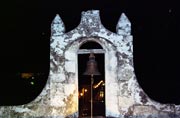 Zvon na Puerta de Tierra. M�sto Campeche. Mexiko.