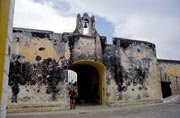 Br�na v opevn�n� Puerta de Tierra. M�sto Campeche. Mexiko.