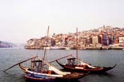 Lod� p�ev�ej� sudy s portsk�m v�nem, Porto. Portugalsko.