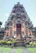 Hinduisticky chr�m v Ubudu.  Bali,  Indon�sie.