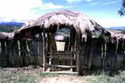 Vstup do vesnice. Papua,  Indon�sie.