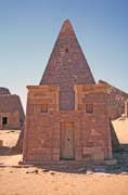 Pyramidy v Meroe. S�d�n.