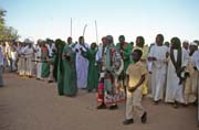 Tan��c� dervi�ov� p�ich�zej�. Jejich barva je zelen�. Me�ita Hamed-an Nil, Chart�m (Omdurman). S�d�n.