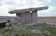 Menhir Poulnabrone. Je star� 5800 let. Irsko.