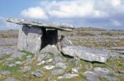 Menhir Poulnabrone. Je star� 5800 let. Irsko.