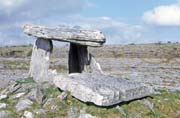 Menhir Poulnabrone. Je star� 5800 let. Irsko.