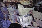 Star� rakve ve tvaru lod� v jeskyn�ch hrobech. Oblast Tana Toraja. Sulawesi,  Indon�sie.