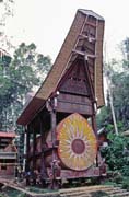 Tradi�n� architektura Torad��. Oblast Tana Toraja. Sulawesi,  Indon�sie.