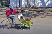 Becak - typick� indon�sk� m�stsk� dopravn� prost�edek. Ujung Pandang. Sulawesi,  Indon�sie.