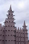 Minarety hlin�n� me�ity postaven� v sahelsk�m stylu. Mal� vesnice u m�sta Mopti. Mali.