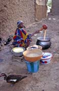 P��prava j�dla v mal� vesnici na b�ehu �eky Niger. Mali.