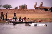 Utopen� auto. P�i p�evozu sjelo z ferry rovnou do vod �eky Niger. Mali.