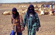 Tuaregov� - lid� z pou�t�. Vesnice Dj�bok. Mali.
