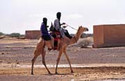 Tuaregov� opu�t�j� trh s dobytkem ve vesnici Dj�bok. Mali.