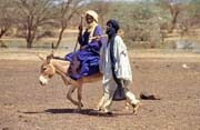 Tuaregov� opu�t�j� trh s dobytkem ve vesnici Dj�bok. Mali.