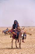 Tuaregov� na cest� za nov�m obydl�m. Pou�� Sahara. Mali.