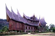 Pal�c Rumah Gadang Payaruyung, typick� uk�zka Minangkabausk� architektury. Indon�sie.