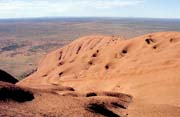 Pohled z vrcholu Ayers Rocku (Uluru). Austr�lie.