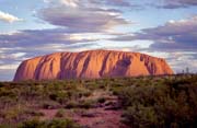 Ayers Rock (Uluru) v podve�ern�m slunci. Podle polohy slunce m�n� barvu. Austr�lie.