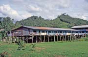 Modern� longhouse u m�sta Kapit. Sarawak,  Malajsie.