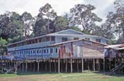 Modern� longhouse u m�sta Kapit. Sarawak,  Malajsie.