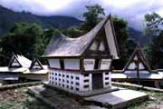 Batack� hrobky. Jezero Toba, ostrov Samosir. Sumatra,  Indon�sie.
