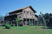 Longhouse. Kulturn� vesnice u Kuchingu. Sarawak,  Malajsie.
