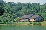 Longhouse. Kulturn� vesnice u Kuchingu. Sarawak,  Malajsie.