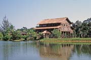 Longhouse. Kulturn� vesnice u Kuchingu. Sarawak,  Malajsie.