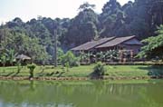 Longhouse. Kulturn� vesnice u Kuchingu. Sarawak,  Malajsie.