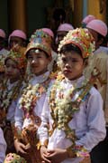 Oslava p�ij�m�n� nov�ch mnich� do kl�tera, Shwedagon Paya, Yangon. Myanmar (Barma).