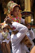Oslava p�ij�m�n� nov�ch mnich� do kl�tera, Shwedagon Paya, Yangon. Myanmar (Barma).